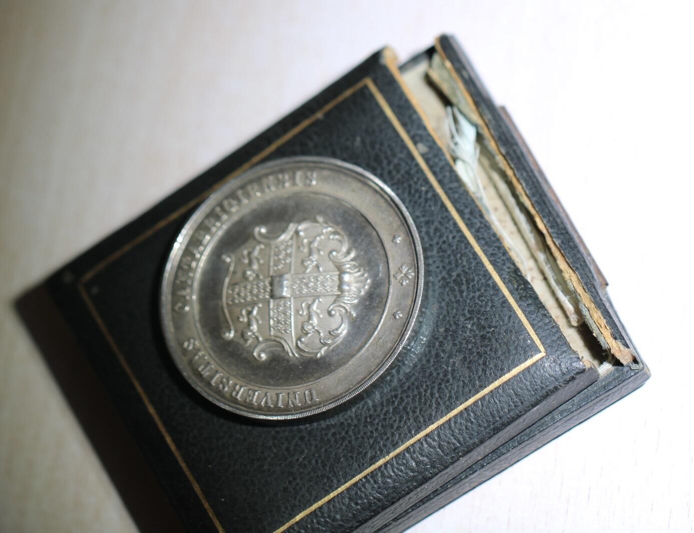 大猫徽章拍卖 第283期 1919年剑桥大学体育赛事的银质奖牌 有小磕