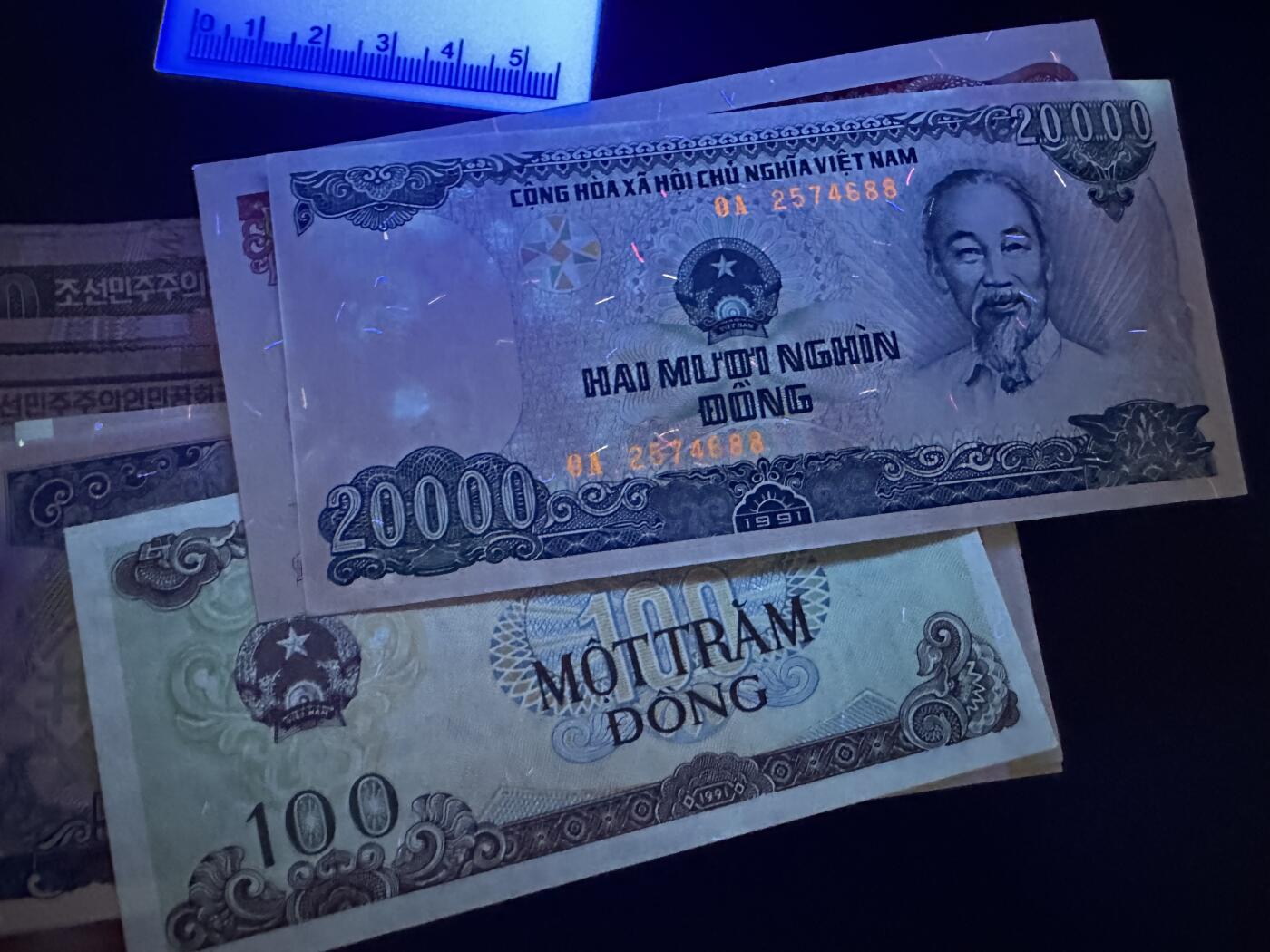 《外钞收藏家》第五百八十八期（优质场）（本平台长期征集拍品、欢迎藏友们联系合作） 朝鲜上一版本9张+越南纸钞版本8张两套（胡爷爷与金爷爷）	UNC 越南有几张轻微潮