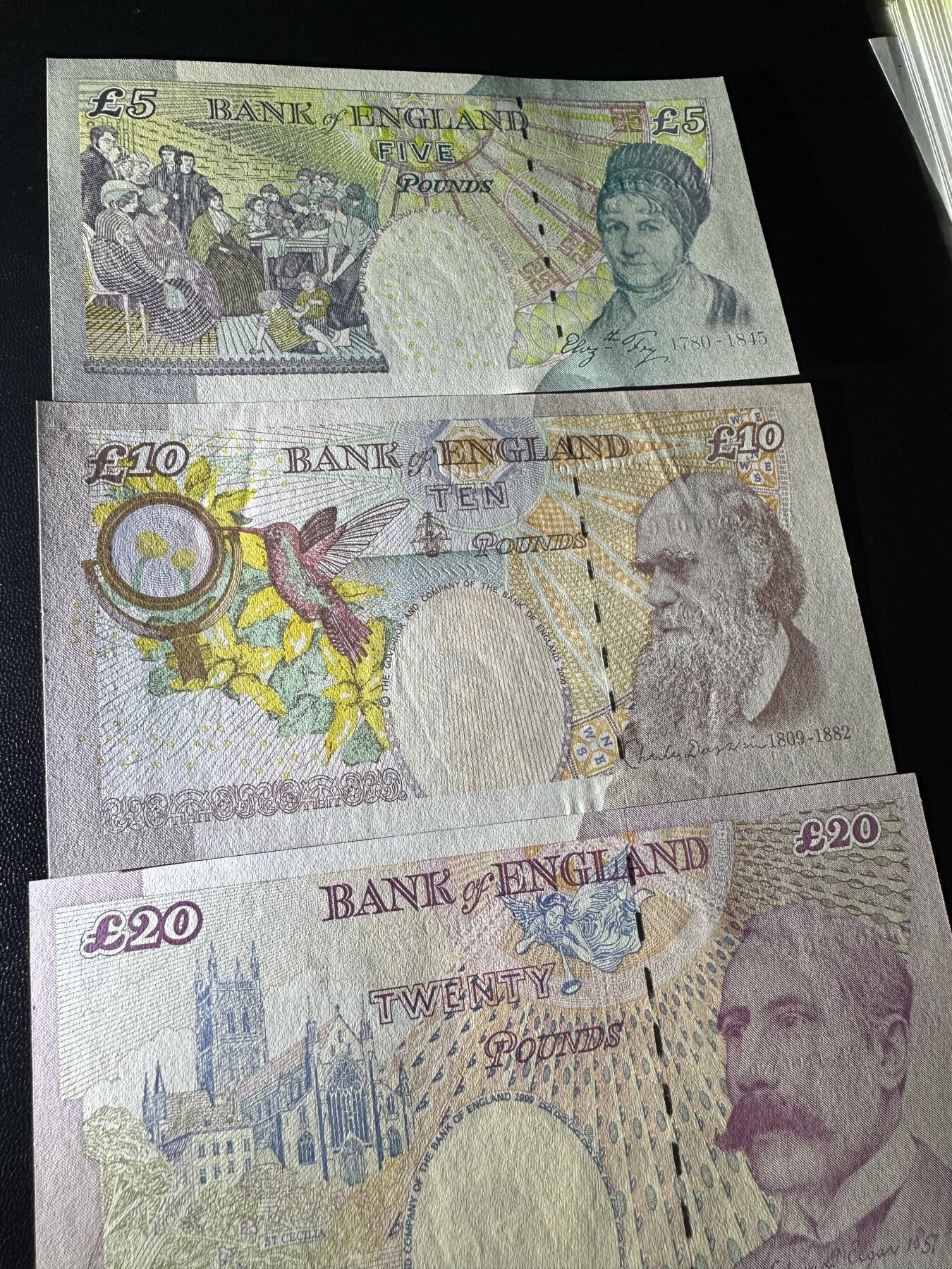 《外钞收藏家》第五百八十八期（优质场）（本平台长期征集拍品、欢迎藏友们联系合作） 英国F序列再版3张一套5/10/20英镑	UNC 10镑有点钞痕和轻微潮点