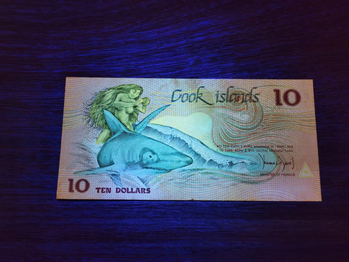 甄臻铺-世界币章拍卖（第40期）送拍享返佣金等优惠多多 库克群岛1987年10元面值，588小号码，市场上这一面值和类型的纸币越来越少，多数被珍藏起来了