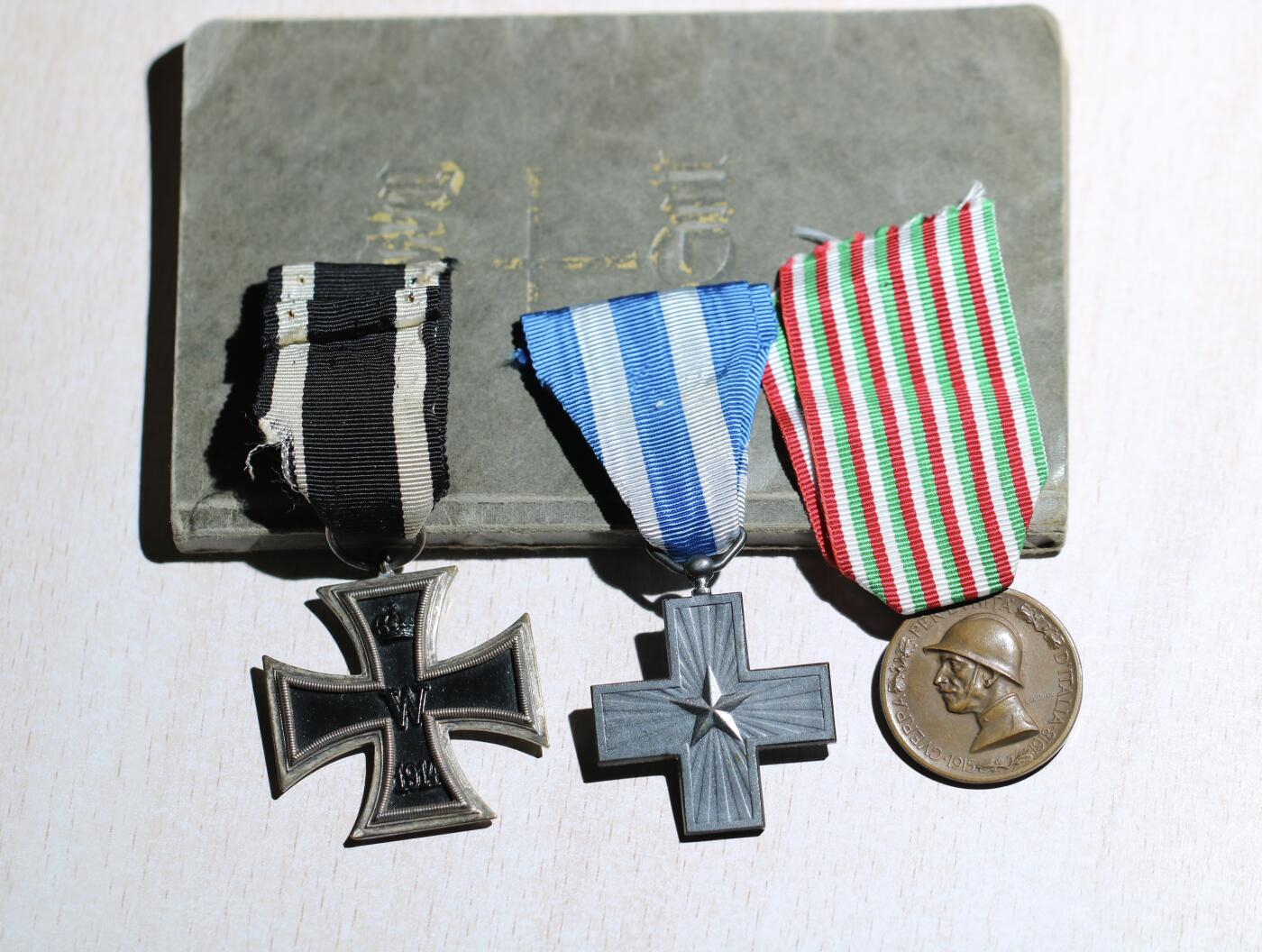 大猫徽章拍卖 第283期 德国ko厂一战二铁，德国民事战功奖章 kvkm圆盘战功奖章，意大利军事十字勋章，意大利一战意澳战争纪念章高浮雕版本，书是瑞士颁发的二战期间的德语军队牧师祈祷书圣经