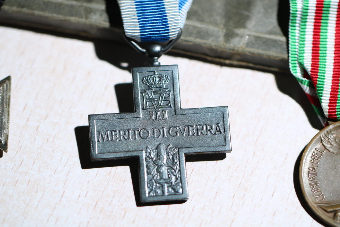 大猫徽章拍卖 第283期 德国ko厂一战二铁，德国民事战功奖章 kvkm圆盘战功奖章，意大利军事十字勋章，意大利一战意澳战争纪念章高浮雕版本，书是瑞士颁发的二战期间的德语军队牧师祈祷书圣经