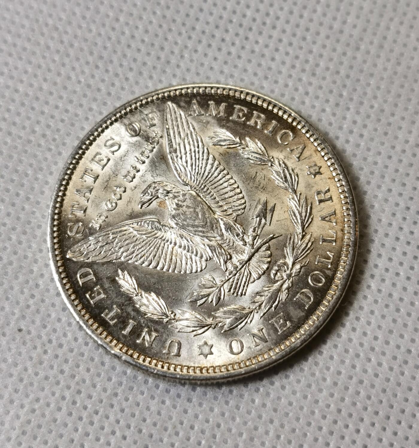 甄臻铺-世界币章拍卖（第40期）送拍享返佣金等优惠多多 UNC美国1921年摩根一美元银币，原色银光品相好，非常不错的状态，细节见图