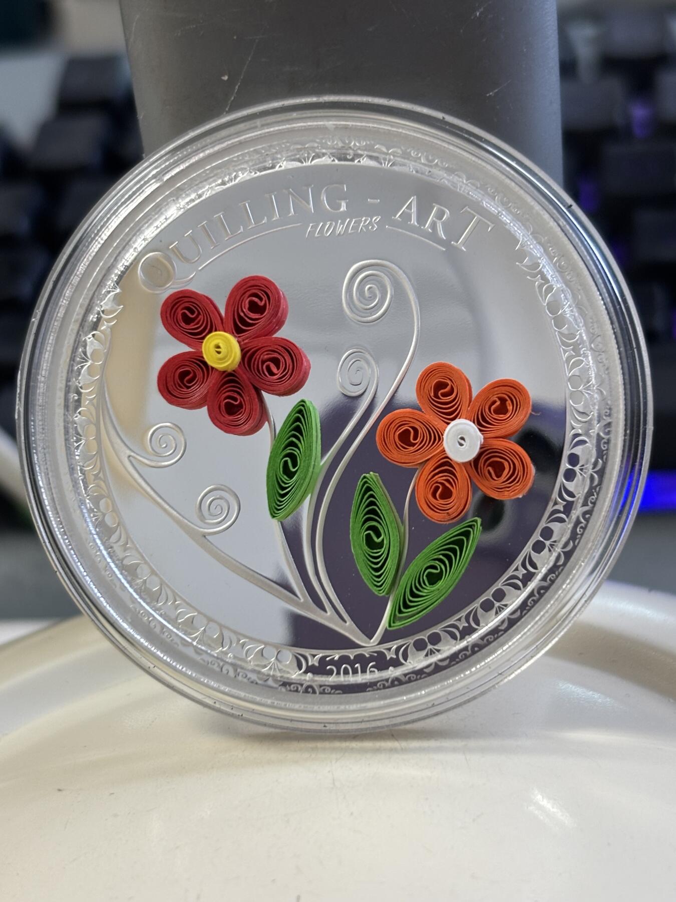 第183期拍卖 库克2016镜中花艺术首枚花卉镶手工纸花薄片银币带盒无证书，999银，1/2盎司，发行999枚