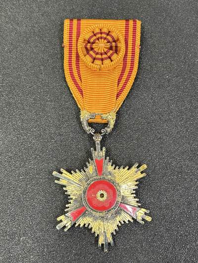 西秦中古拍卖第六十七期 - 韩国四级勤绩勋章 早期银制 中心部位脱落