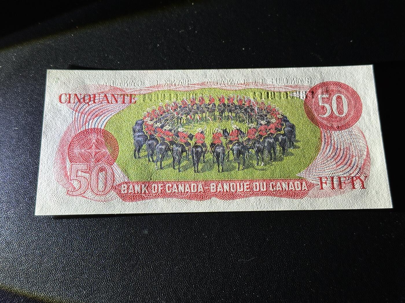 《外钞收藏家》第五百八十八期（优质场）（本平台长期征集拍品、欢迎藏友们联系合作） 加拿大1975年景观版系列50元（背面是经典皇家骑警）	UNC  有个斑瑕疵