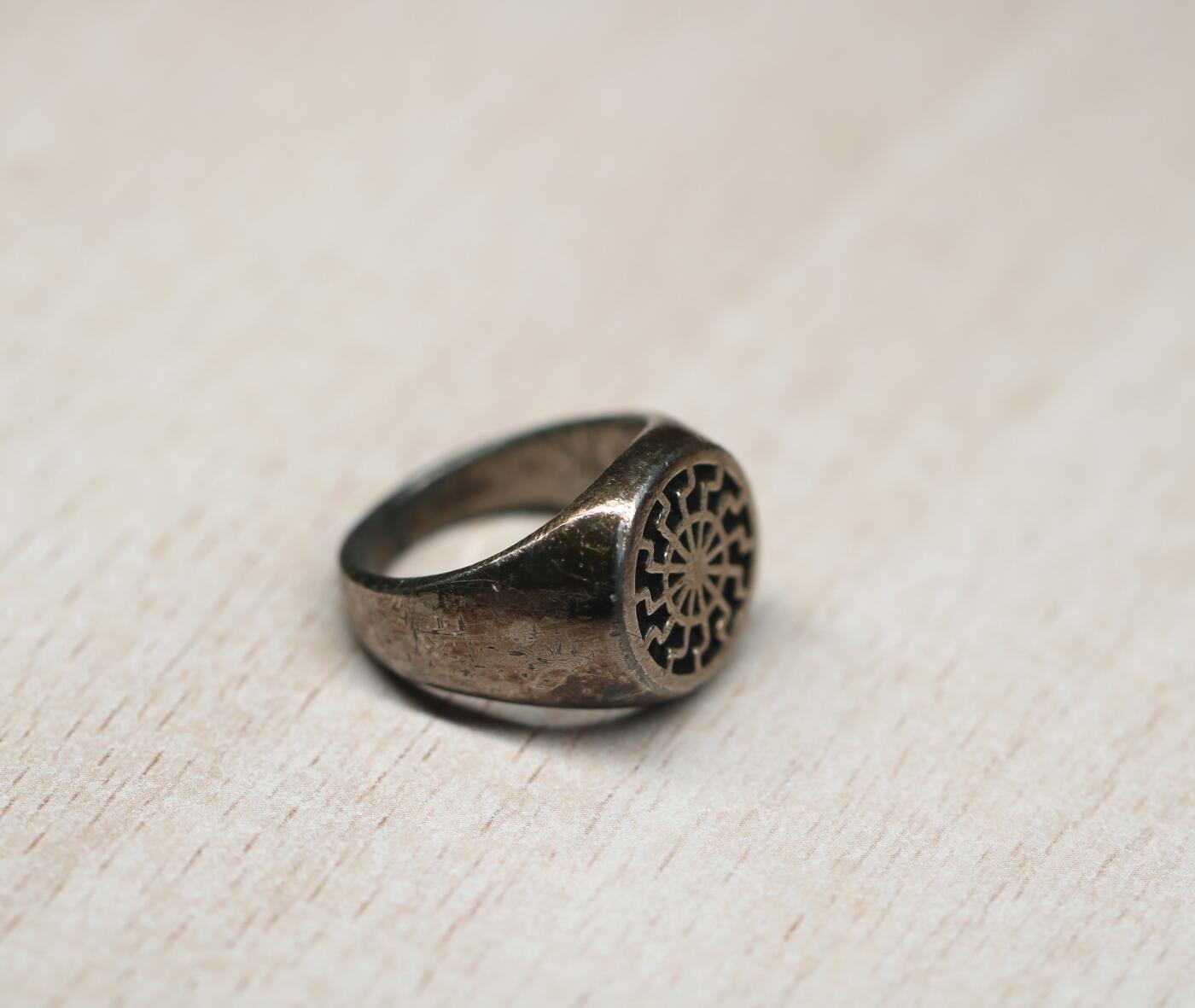 大猫徽章拍卖 第283期  珍爱和平 第三帝国时期超自然神秘组织部门戒指两枚，德国祖先遗产研究会会员戒指、党卫军黑太阳计划标志戒指，材质为德国800银