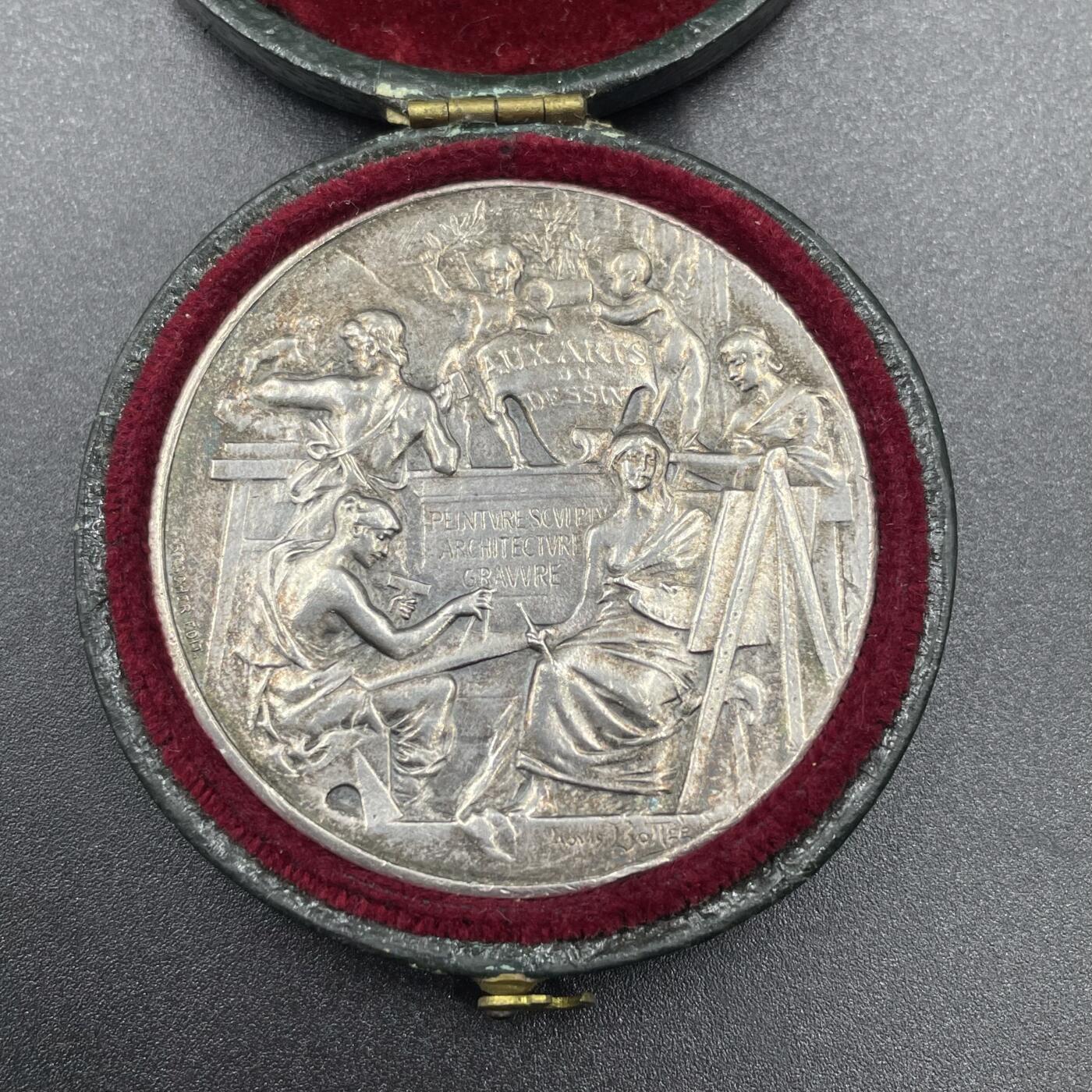 「木头集藏」章牌精品专场！ L.Bottee～1885年法国国立装饰艺术学院年度竞赛原盒银奖章，直径：41 mm，35.7 g，边铭：丰饶角 ARGENT ，原盒正常使用，今巴黎国立高等装饰艺术学院，1766年创立，专注装饰艺术、设计等领域。