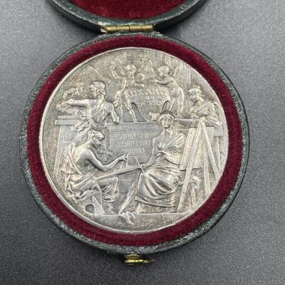 「木头集藏」章牌精品专场！ - L.Bottee～1885年法国国立装饰艺术学院年度竞赛原盒银奖章，直径：41 mm，35.7 g，边铭：丰饶角 ARGENT ，原盒正常使用，今巴黎国立高等装饰艺术学院，1766年创立，专注装饰艺术、设计等领域。