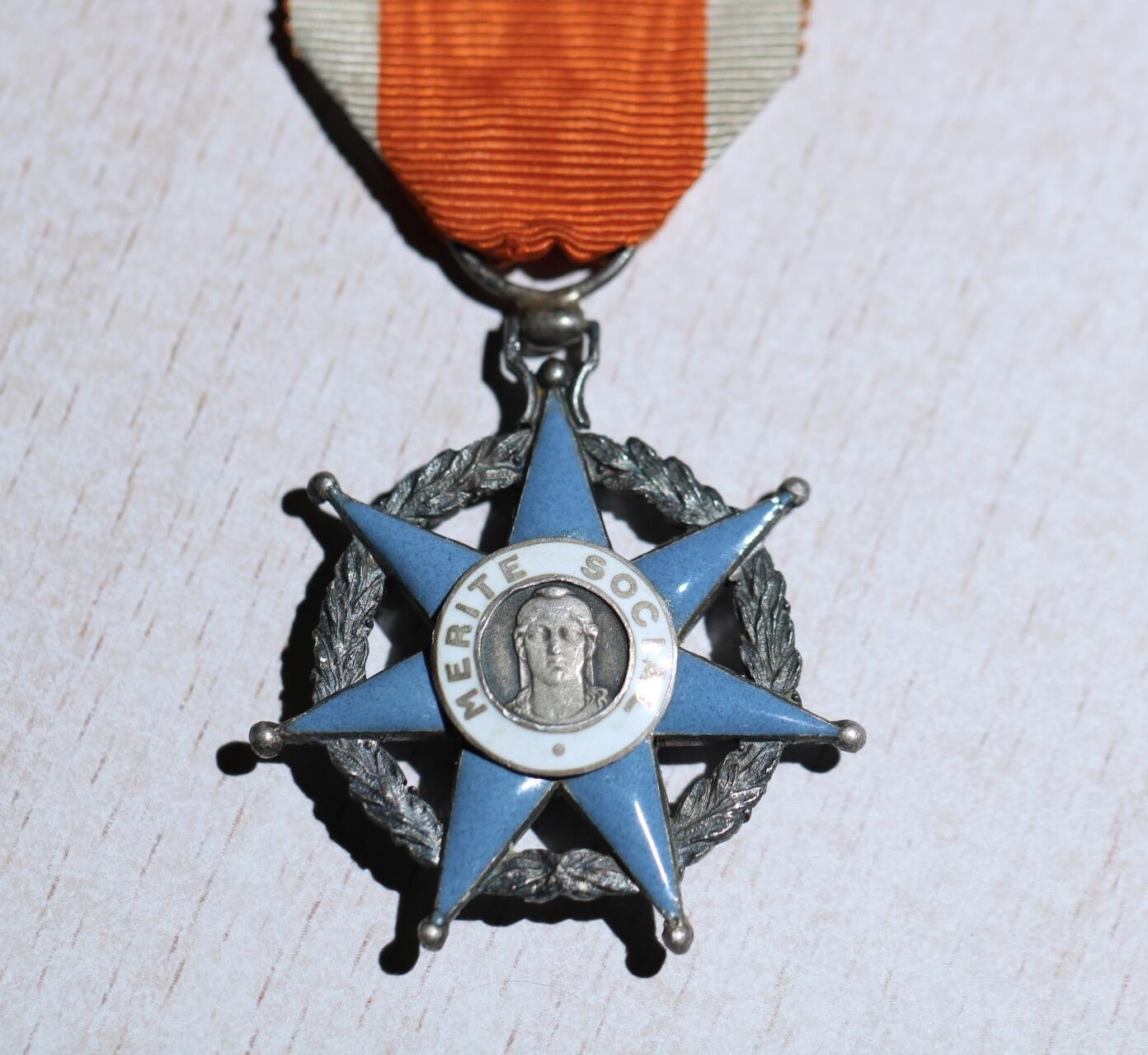 大猫徽章拍卖 第283期 纯银镀金法国工业协会奖章，纯银法国骑士级功勋勋章，皮包收纳：纯银镀金镶红宝石法国共济会奖章，纯银法国军事价值奖章，法国一战战斗联盟奖章，军官级镀金法国国家贡献奖章，原盒军官级镀金法国劳动荣誉奖章。