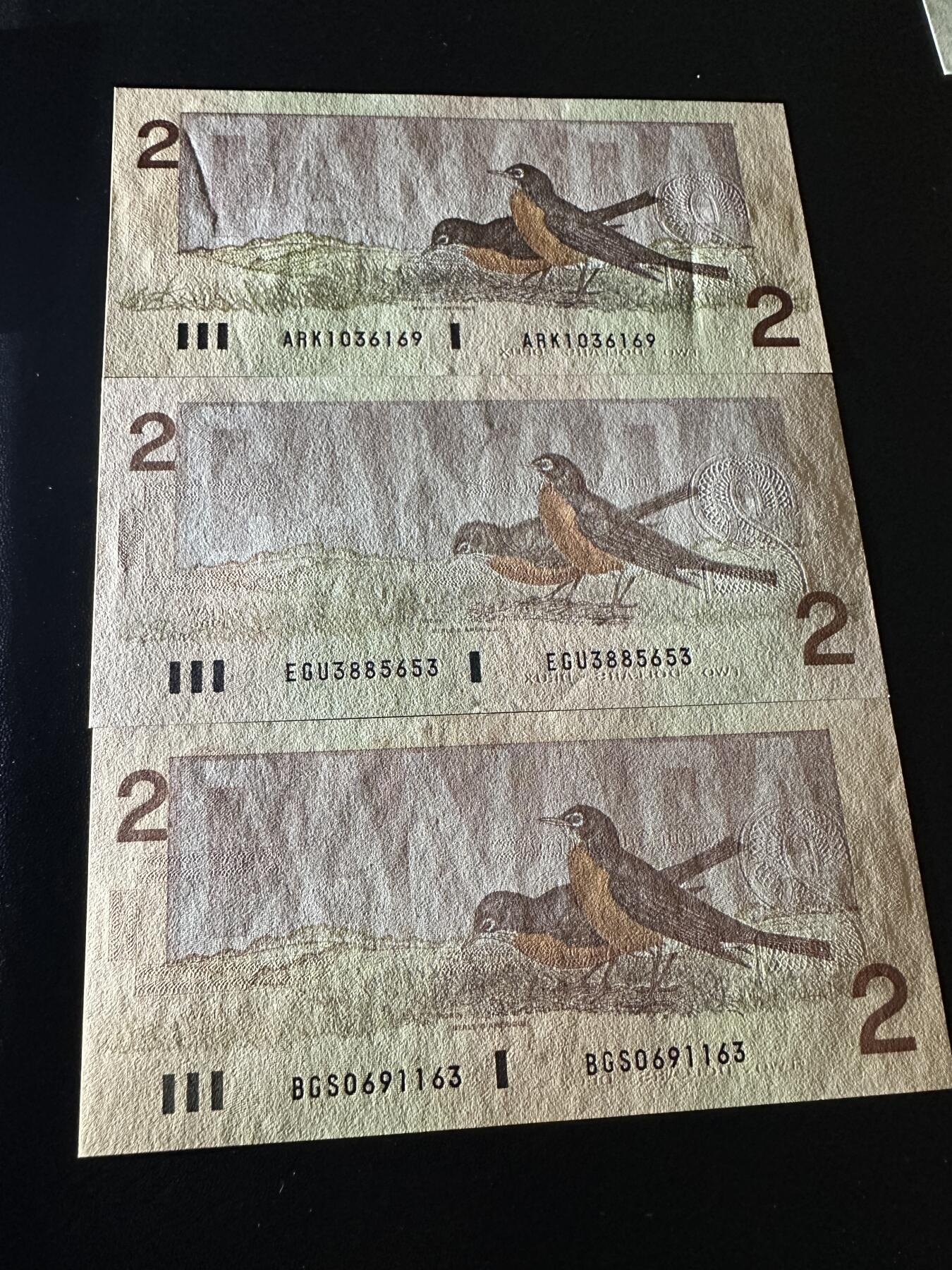 《外钞收藏家》第五百八十八期（优质场）（本平台长期征集拍品、欢迎藏友们联系合作） 加拿大1986年鸟版2元三张（3种全部签名，其中一签较少 绝品）	绝品 轻微有点荧光 不像是潮 另一面看不到