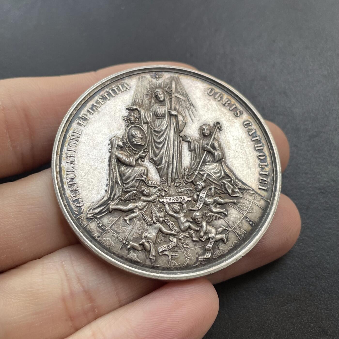 「木头集藏」章牌精品专场！ 1887年梵蒂冈庆祝教皇利奥十三世担任神职50周年纪念银章，直径：47 mm，42.3 g，背面刻画小天使托举着“EUROPA”“AMERICA”等标识，代表全球天主教信众的共同庆祝，较少见大尺寸教皇纪念银章。