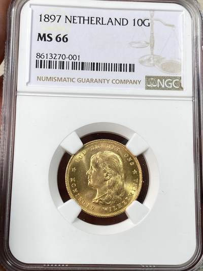 万国钱币拍卖第056期 - NGC MS66 1897年荷兰威廉明娜女王萝莉头10盾金币 发行量不到50万枚 肉眼无暇状态 顶级GEM光泽丝绸底板收藏级 6.45G 900金