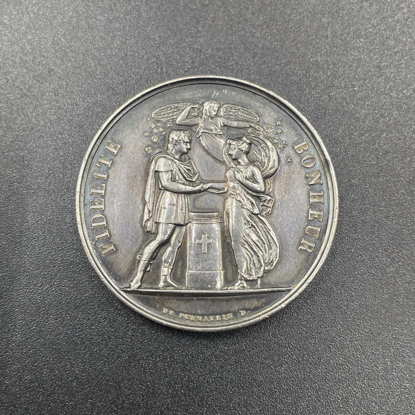 「木头集藏」章牌精品专场！ 1819年法国结婚纪念银章，直径：32 mm，17.9 g，正面法语：忠诚、幸福。早期高浮雕版本，已刻字206年，侧面花体刻字，保持较好！