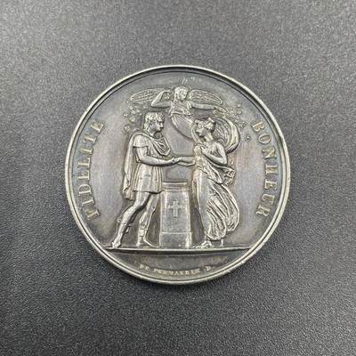 「木头集藏」章牌精品专场！ - 1819年法国结婚纪念银章，直径：32 mm，17.9 g，正面法语：忠诚、幸福。早期高浮雕版本，已刻字206年，侧面花体刻字，保持较好！