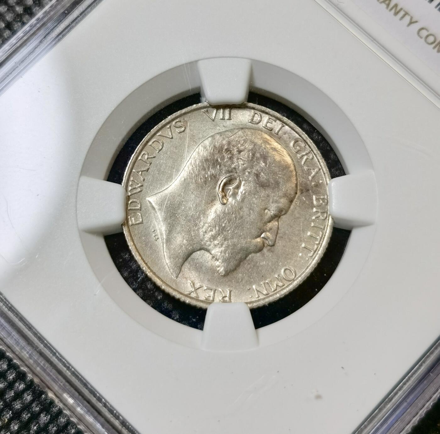 甄臻铺-世界币章拍卖（第40期）送拍享返佣金等优惠多多 NGC-UNCD 英国1907年爱德华七世站狮1先令银币 错杀状态 63分的转光