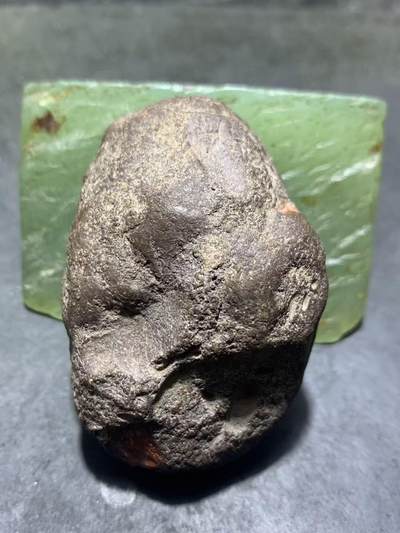 精美南红玛瑙原石伴生矿红碧石开窗料原石一颗， 精美南红玛瑙原石伴生矿红碧石开窗料原石一颗，