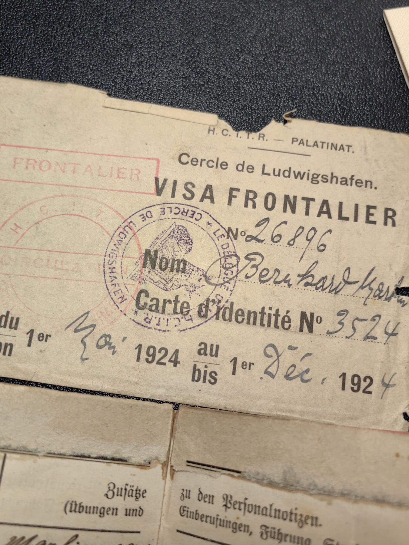 靖甫拍卖第十二场 帝德士兵证1917签发 内含战后法国签发的边境签证 得主曾获二铁