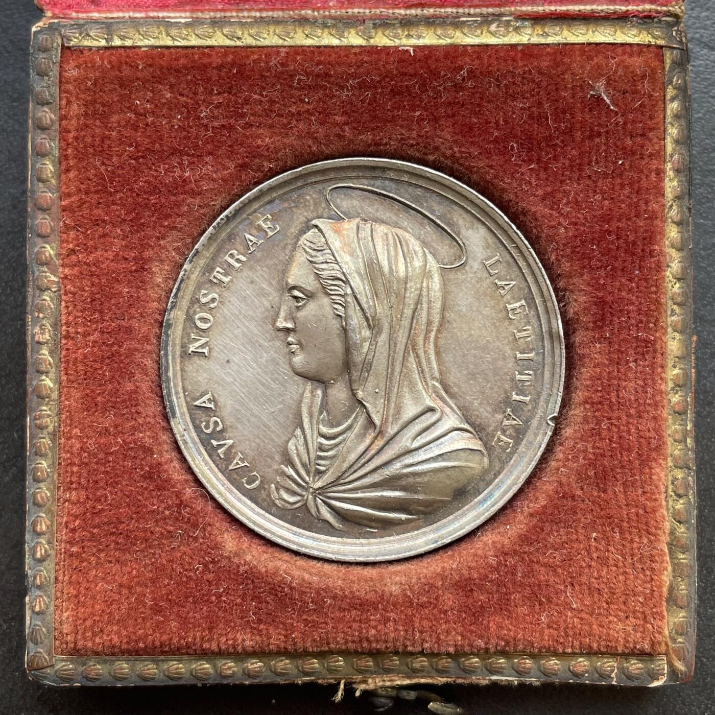 「木头集藏」章牌精品专场！ 梵蒂冈教皇庇护九世圣母玛利亚银章，直径：31.5 mm，16.9 g，少见银章，彩色氧化，原盒正常使用。