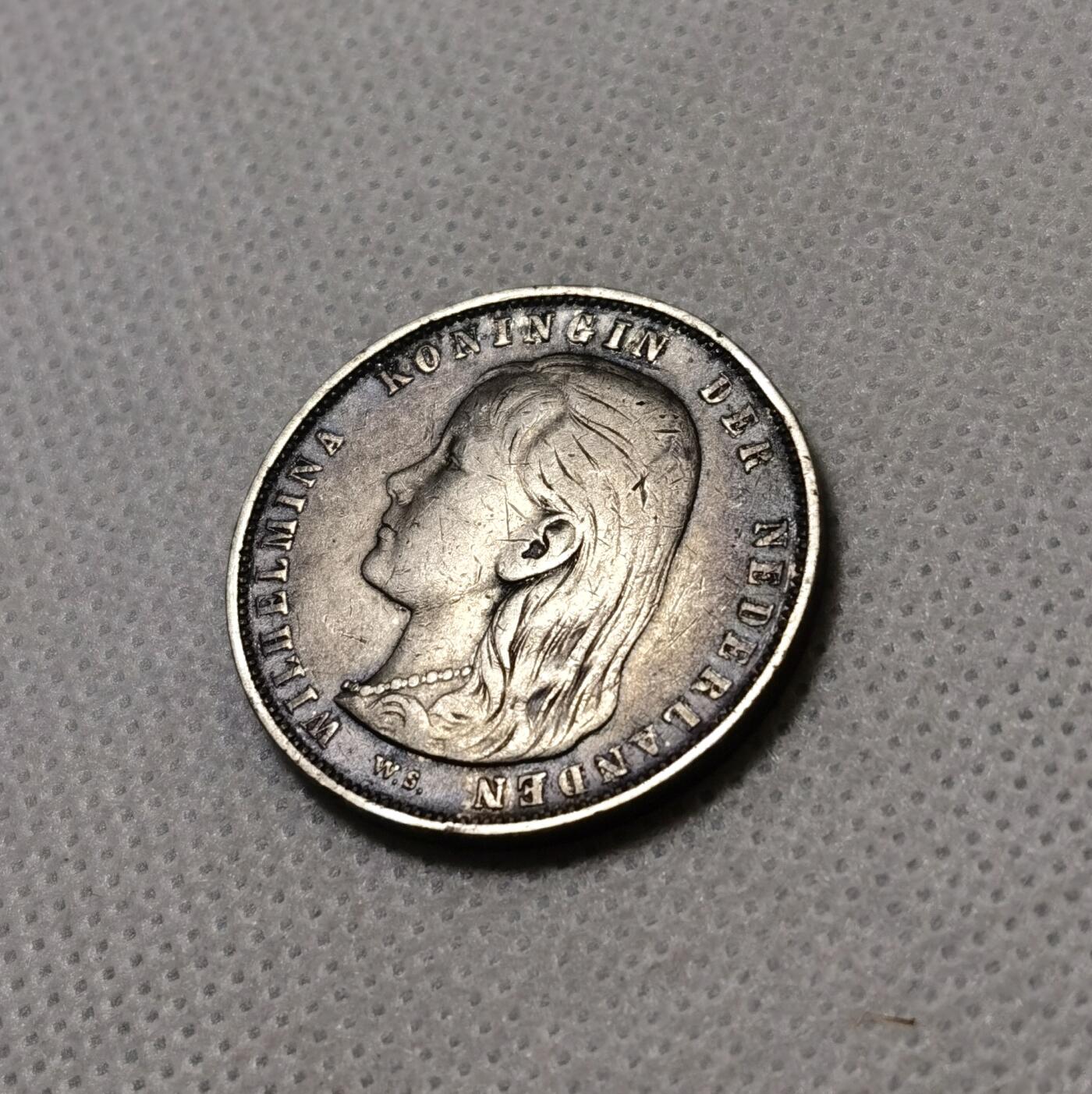 甄臻铺-世界币章拍卖（第40期）送拍享返佣金等优惠多多 1892年荷兰威廉敏娜1盾银币，经典萝莉头，包浆味道好，脸部细节清晰