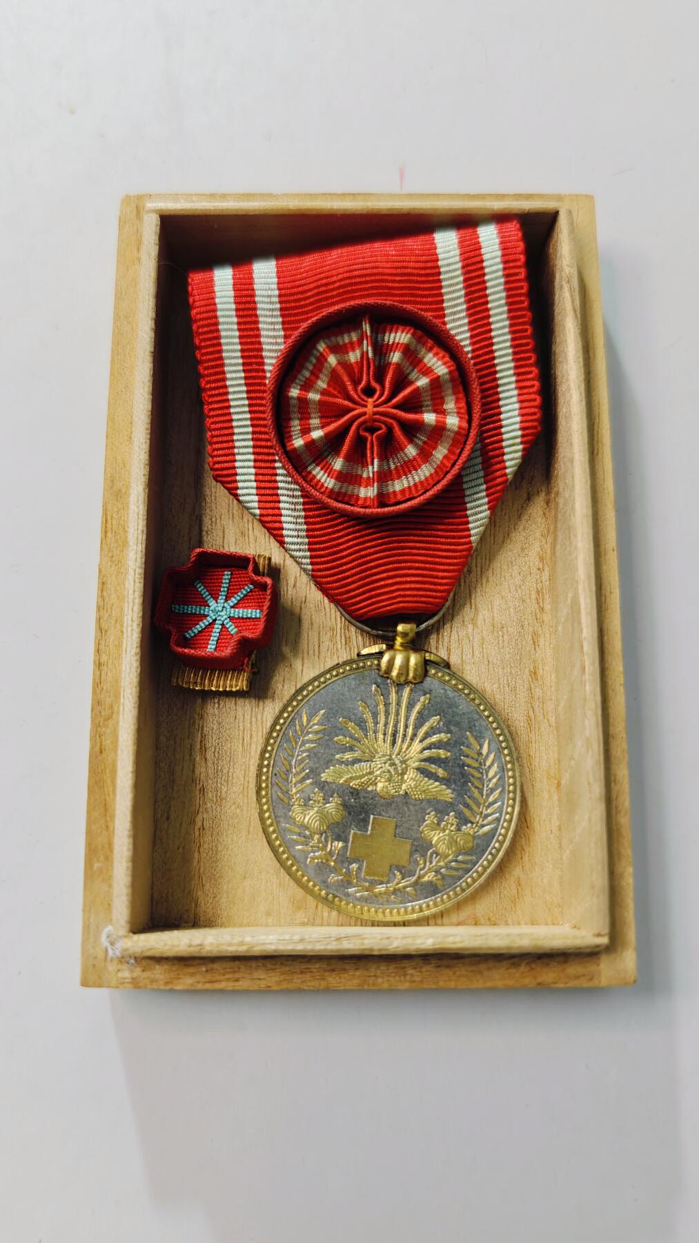 东亚勋章徽章主题拍卖3 日本赤十字社金色特别会员章 