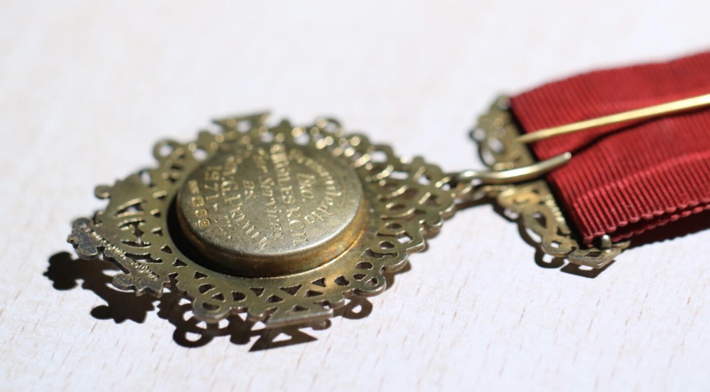 大猫徽章拍卖 第283期 纯银镀金法国工业协会奖章，纯银法国骑士级功勋勋章，皮包收纳：纯银镀金镶红宝石法国共济会奖章，纯银法国军事价值奖章，法国一战战斗联盟奖章，军官级镀金法国国家贡献奖章，原盒军官级镀金法国劳动荣誉奖章。