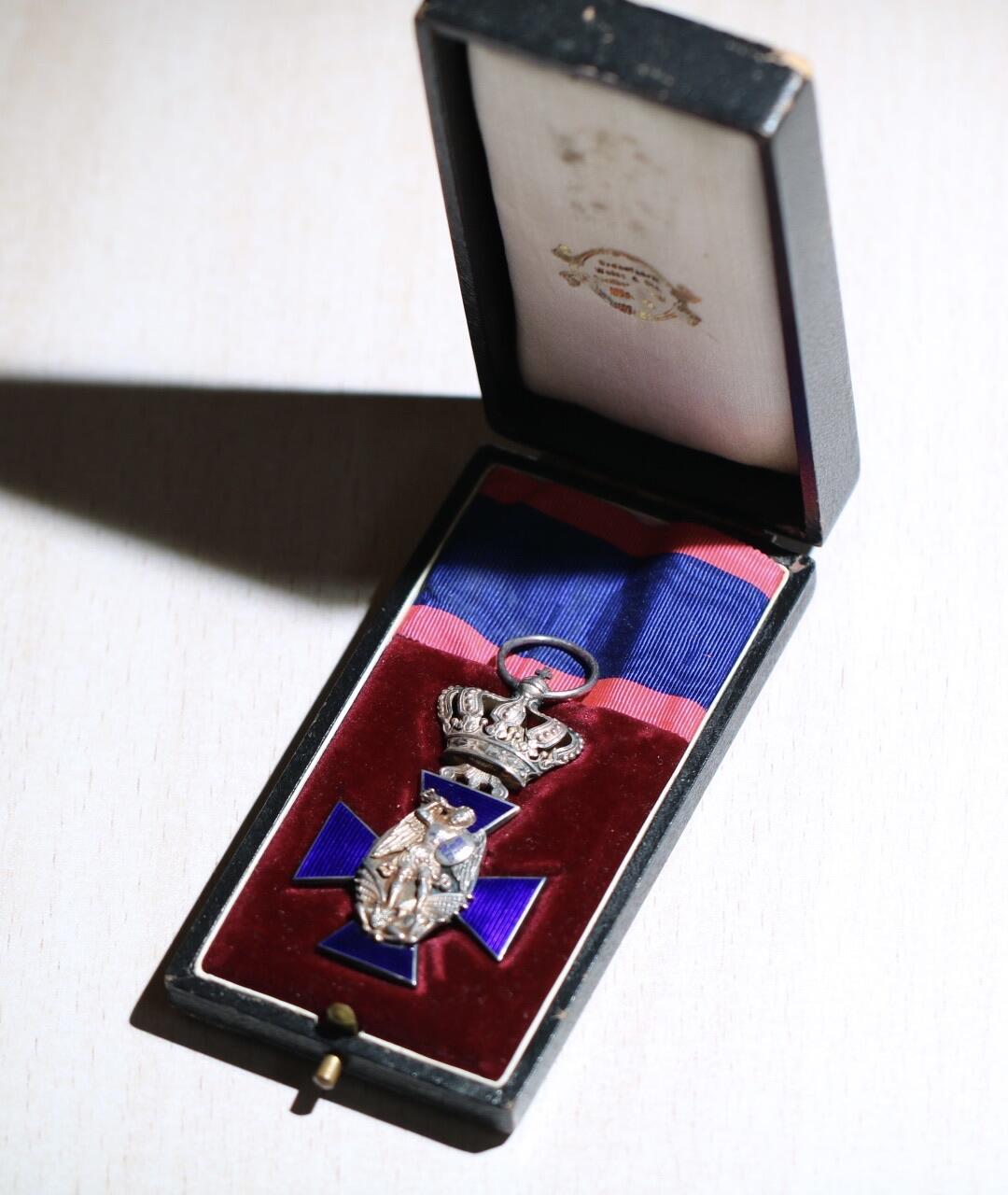 大猫徽章拍卖 第283期 巴伐利亚王国四级带冠圣米迦勒勋章。银质珐琅品相完美，挂环带厂标，原盒带烫金厂标十分难得，勿拿品相有缺陷的比。“m.d.K”为mit der krone缩写，仅在带冠的原盒上印有。1837年时任巴伐利亚国王路德维希一世设立圣米迦勒勋章，前身是巴伐利亚选帝侯于1693年设立的圣米迦勒骑士勋章。之后进行过多次修改，随着德意志帝国与君主制的崩溃于1918年停颁。