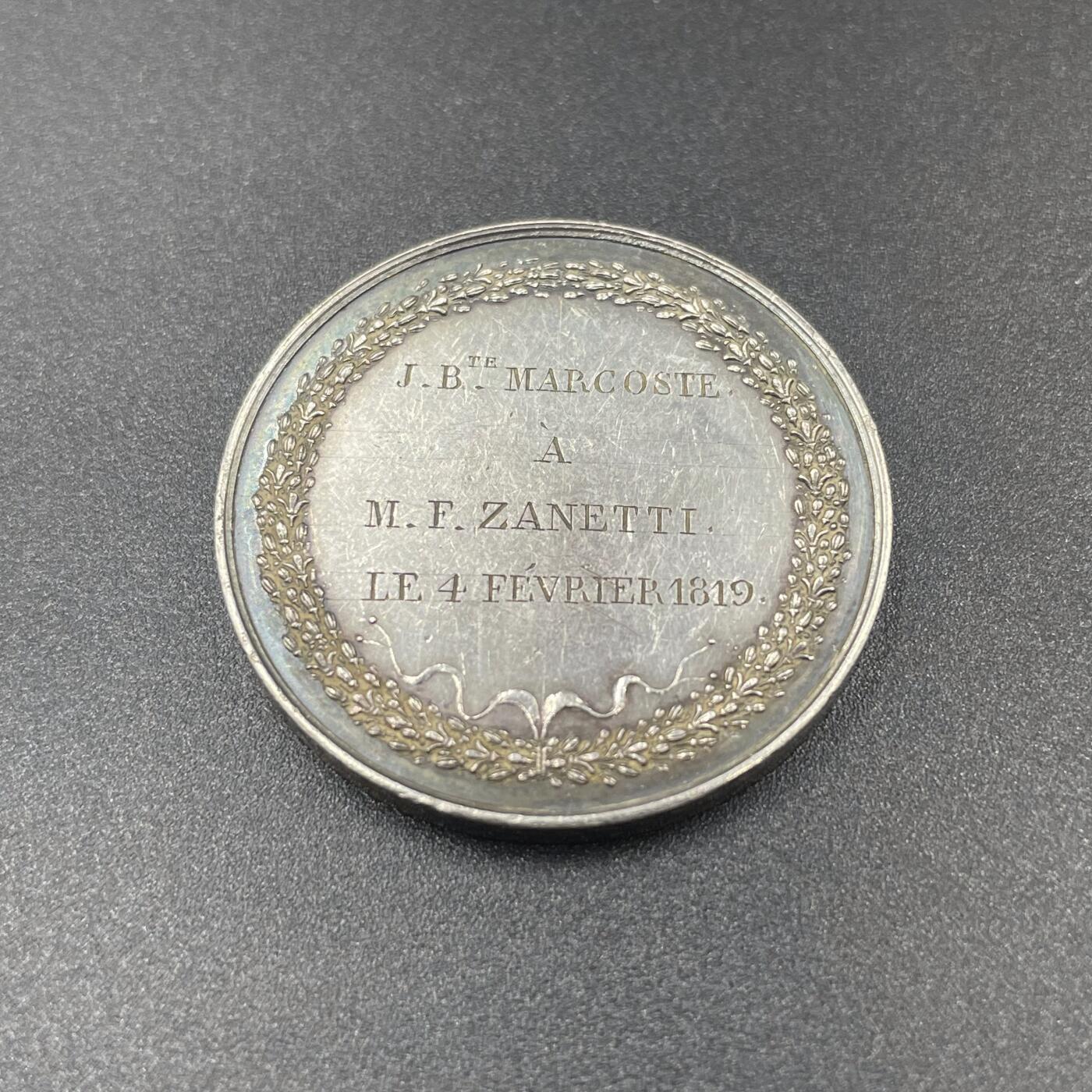 「木头集藏」章牌精品专场！ 1819年法国结婚纪念银章，直径：32 mm，17.9 g，正面法语：忠诚、幸福。早期高浮雕版本，已刻字206年，侧面花体刻字，保持较好！