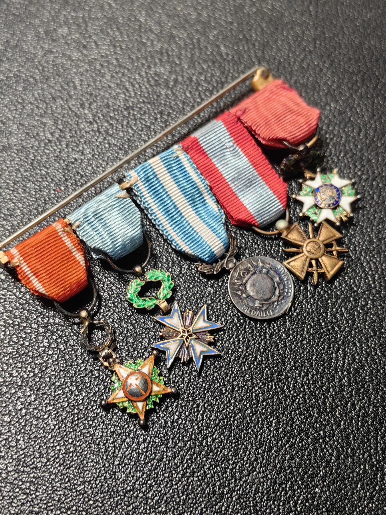 靖甫拍卖第十二场 法国殖民地军官勋奖章迷你章联排 军官级荣誉军团、贝宁黑星、摩洛哥阿拉维勋章，共3银2铜