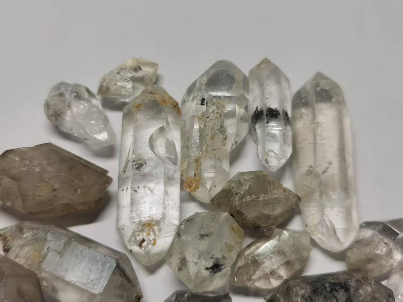 七河·世界钱币杂件水晶矿标小拍（总第29期） 藏家出品 X599 云贵闪灵水晶一组约 100 克 本件由合作藏家负责邮寄