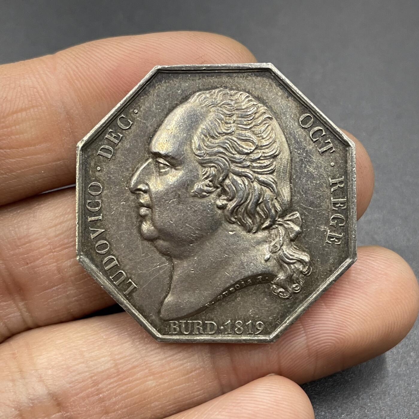 「木头集藏」章牌精品专场！ 法国路易十八波尔多石桥公司八角银章，直径：33.5 mm，19.2 g，边铭：船首 ARGENT （1842-1845年），背面刻画商业之神与大力神形象，较少见八角。