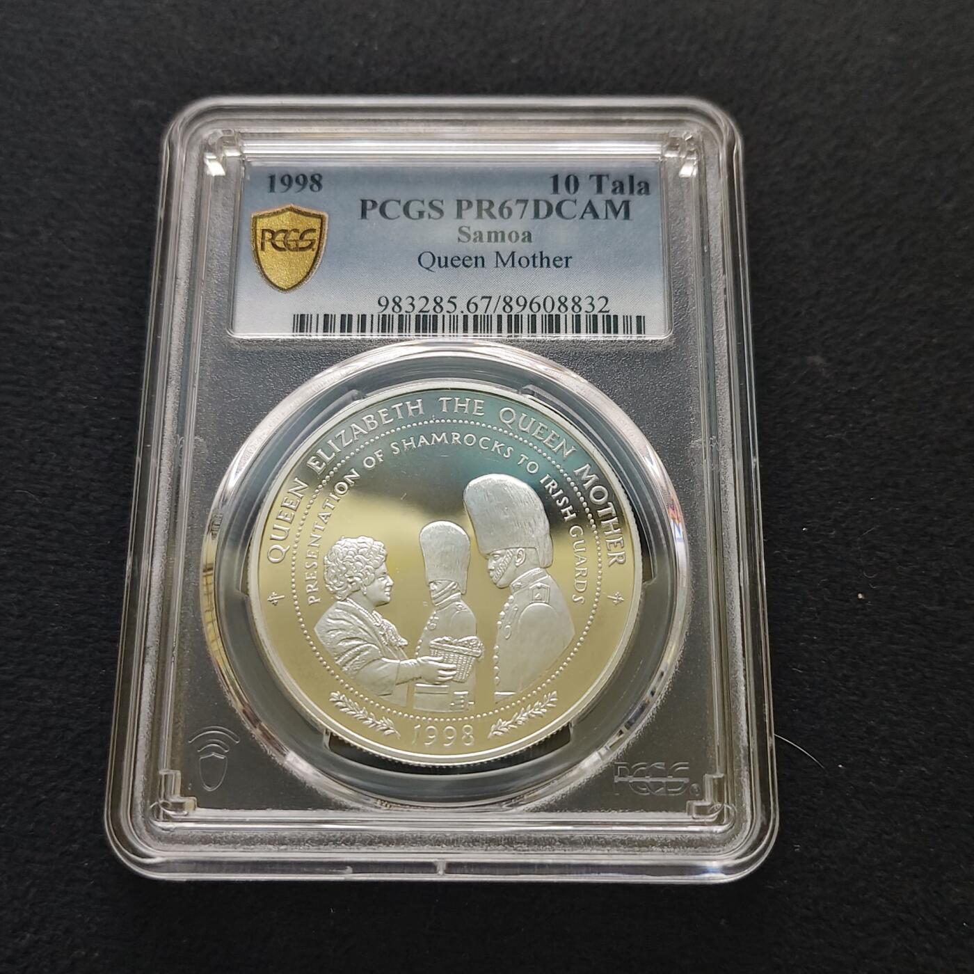 【全场包邮】纯粹捡漏拍481场（免费代拍第18场） 萨摩亚1998年10元女王母亲伊丽莎白皇太后纪念系列向爱尔兰卫队送上三叶草祝福精制克朗型纪念银币-PCGS PR67 DCAM