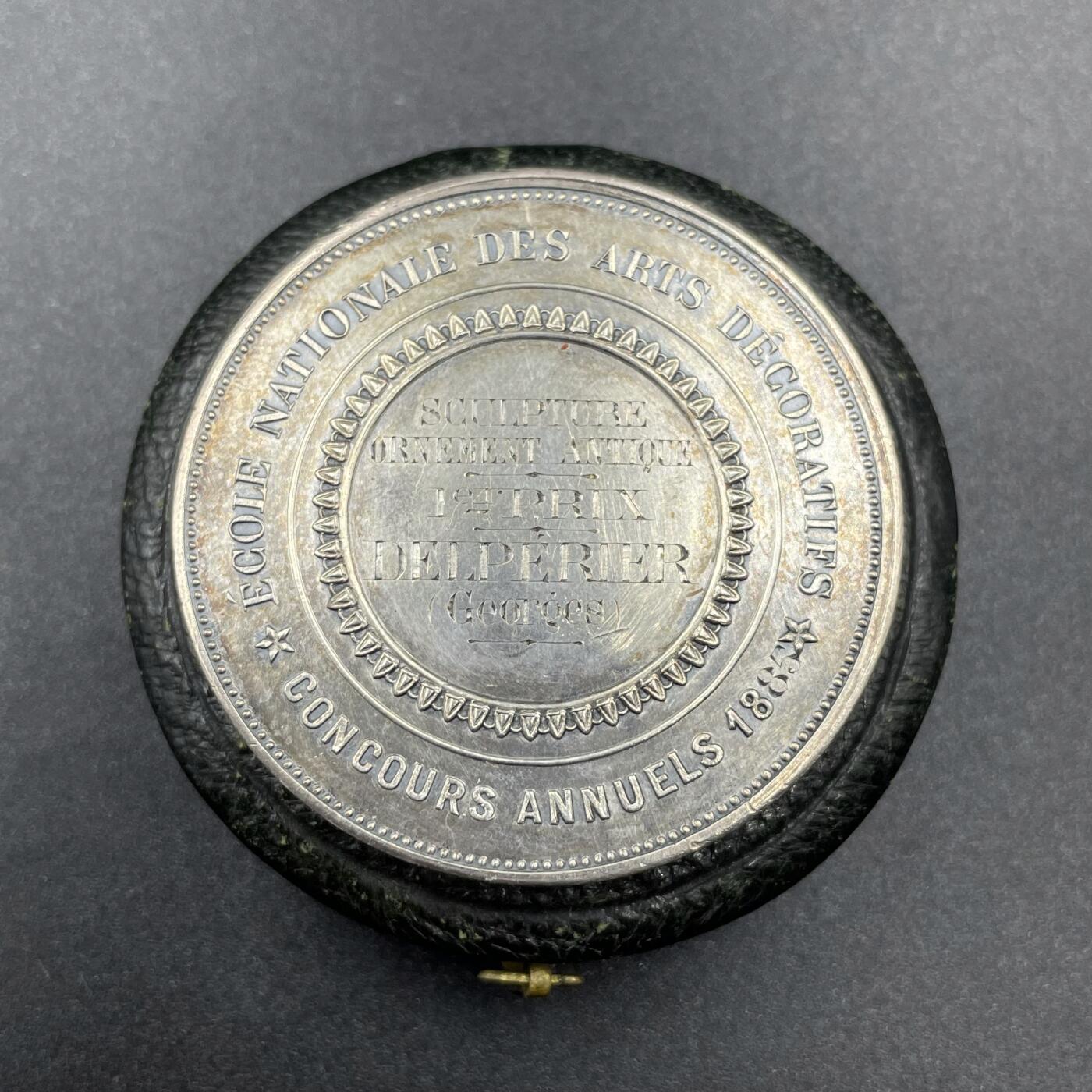 「木头集藏」章牌精品专场！ L.Bottee～1885年法国国立装饰艺术学院年度竞赛原盒银奖章，直径：41 mm，35.7 g，边铭：丰饶角 ARGENT ，原盒正常使用，今巴黎国立高等装饰艺术学院，1766年创立，专注装饰艺术、设计等领域。