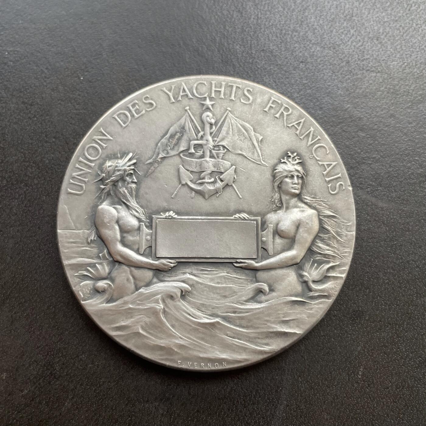 「木头集藏」章牌精品专场！ F.Vernon～法国游艇联盟银章 ，直径：50mm，66 g，边铭：丰饶角 ARGENT，雕刻大师韦尔农经典热门作品。这枚是1890年代发行的初铸版本，非常难得。这款银章更常见的是背面铭文为“法国游艇俱乐部”的版本，发行年代较晚并且多次重铸。