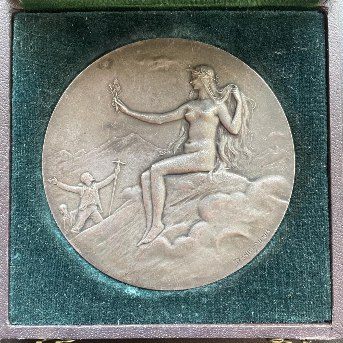 「木头集藏」章牌精品专场！ D.Dupuis～法国阿尔卑斯俱乐部摄影比赛原盒银奖章，直径：64mm，113g，边铭：丰饶角 ARGENT，名家少见作品！