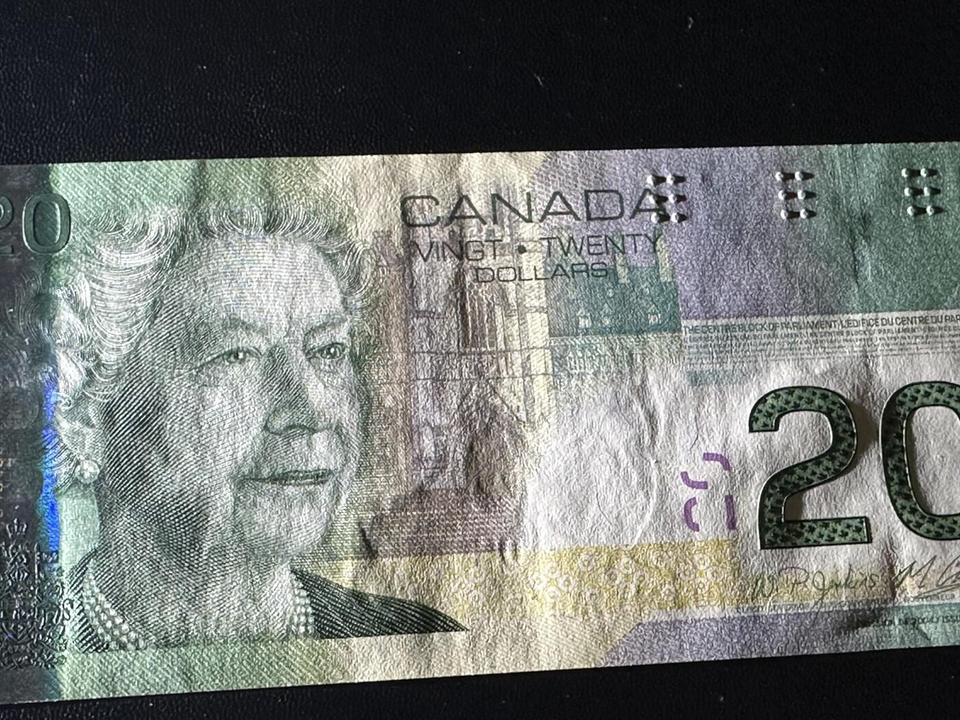 《外钞收藏家》第五百八十八期（优质场）（本平台长期征集拍品、欢迎藏友们联系合作） 加拿大之旅系列20元（2004年IBNS世界最佳纸币，全程无47）	UNC 有个压痕