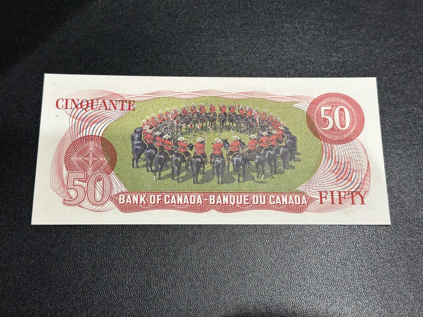 《外钞收藏家》第五百八十八期（优质场）（本平台长期征集拍品、欢迎藏友们联系合作） 加拿大1975年景观版系列50元（背面是经典皇家骑警）	UNC  有个斑瑕疵