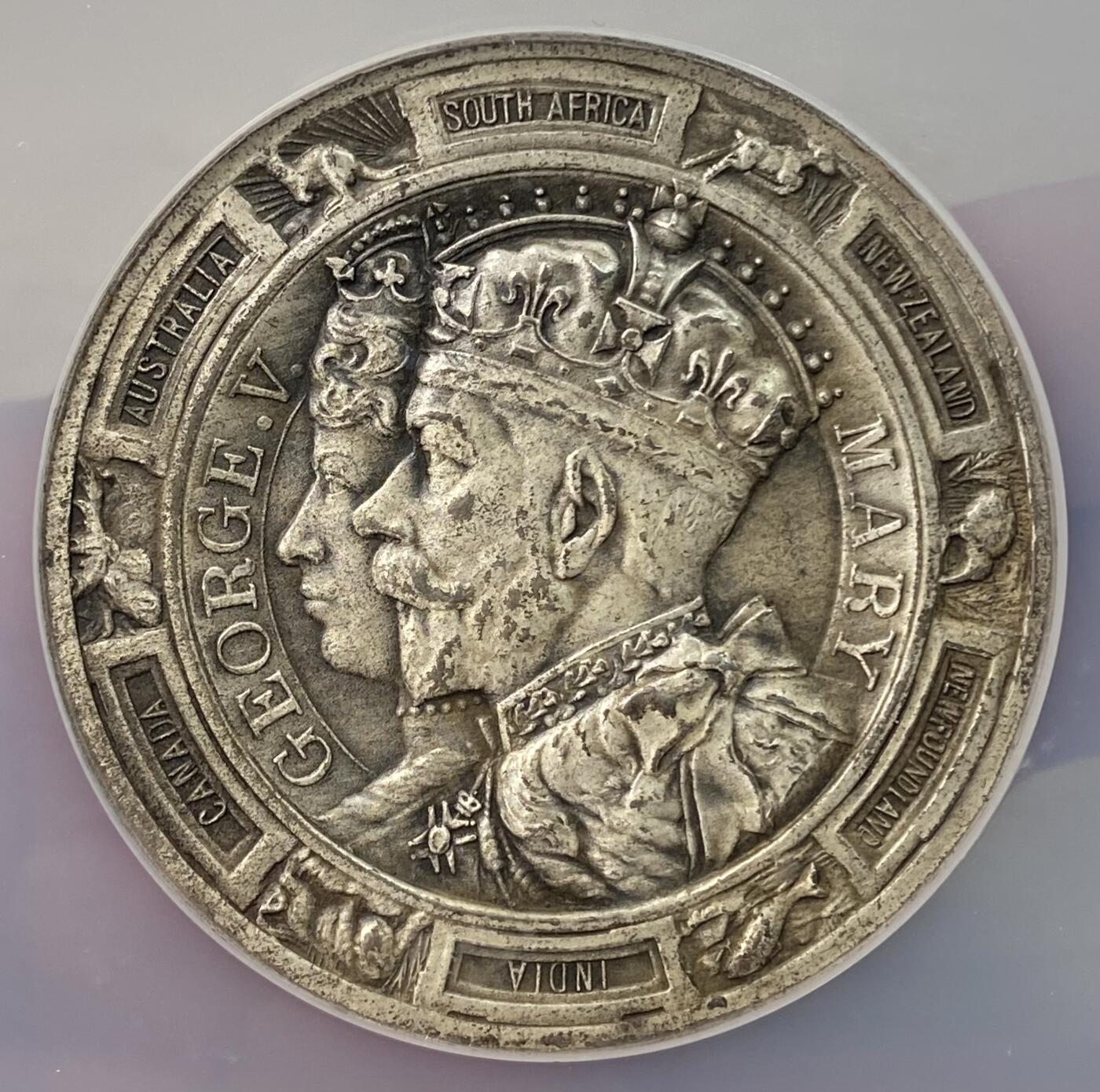 万国钱币拍卖第056期 NGC MS63 1935年英国乔治五世和玛丽皇后纪念银禧年大银章 代表英联邦殖民地的动物环绕章面 带原盒收藏级品质 大规格51MM