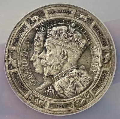 万国钱币拍卖第056期 - NGC MS63 1935年英国乔治五世和玛丽皇后纪念银禧年大银章 代表英联邦殖民地的动物环绕章面 带原盒收藏级品质 大规格51MM