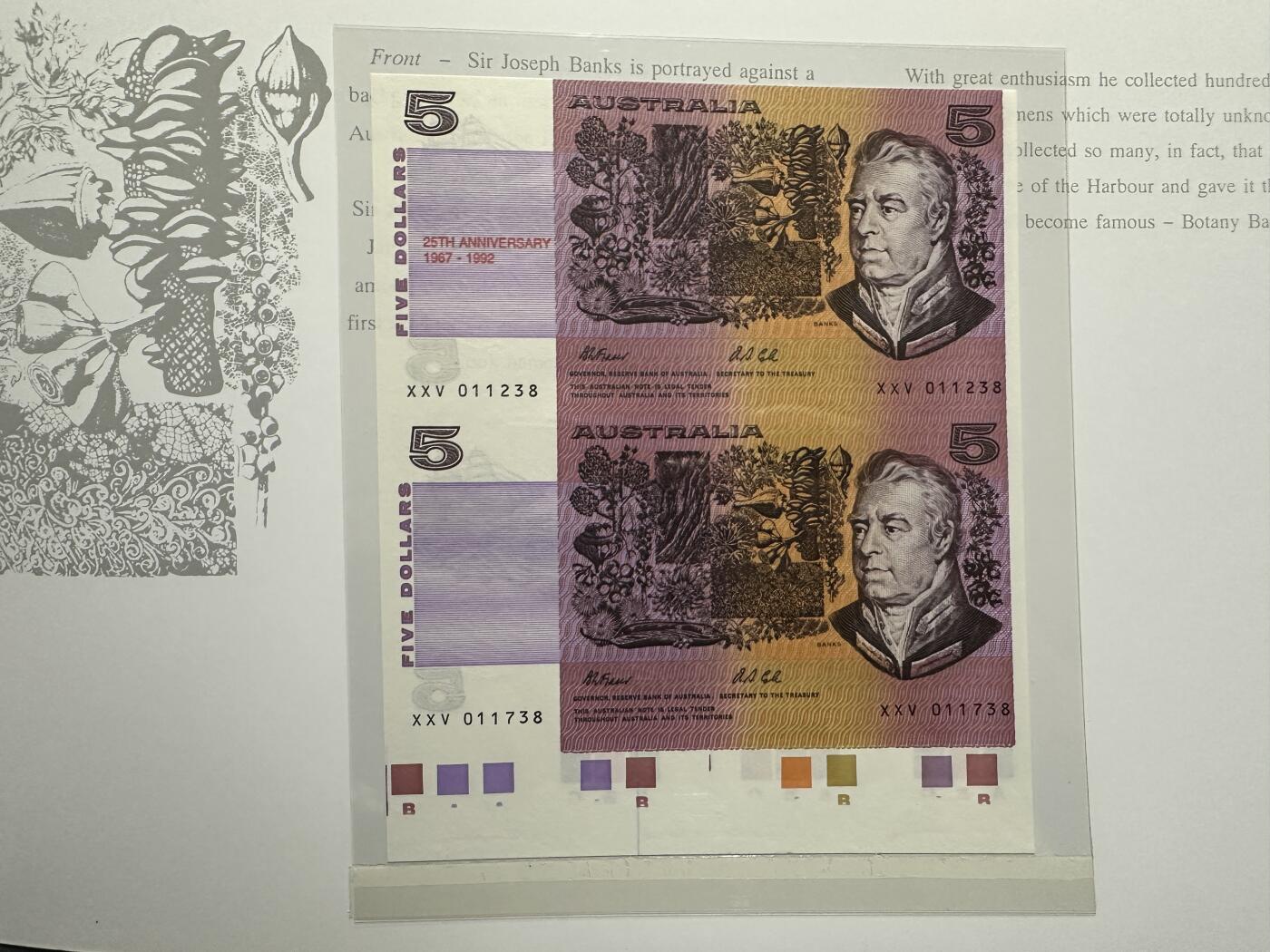《外钞收藏家》第五百八十八期（优质场）（本平台长期征集拍品、欢迎藏友们联系合作） 1967-1992年澳大利亚纸币发行25周年 5元 加盖纪念钞 二连体 全新带册子 尾8靓号