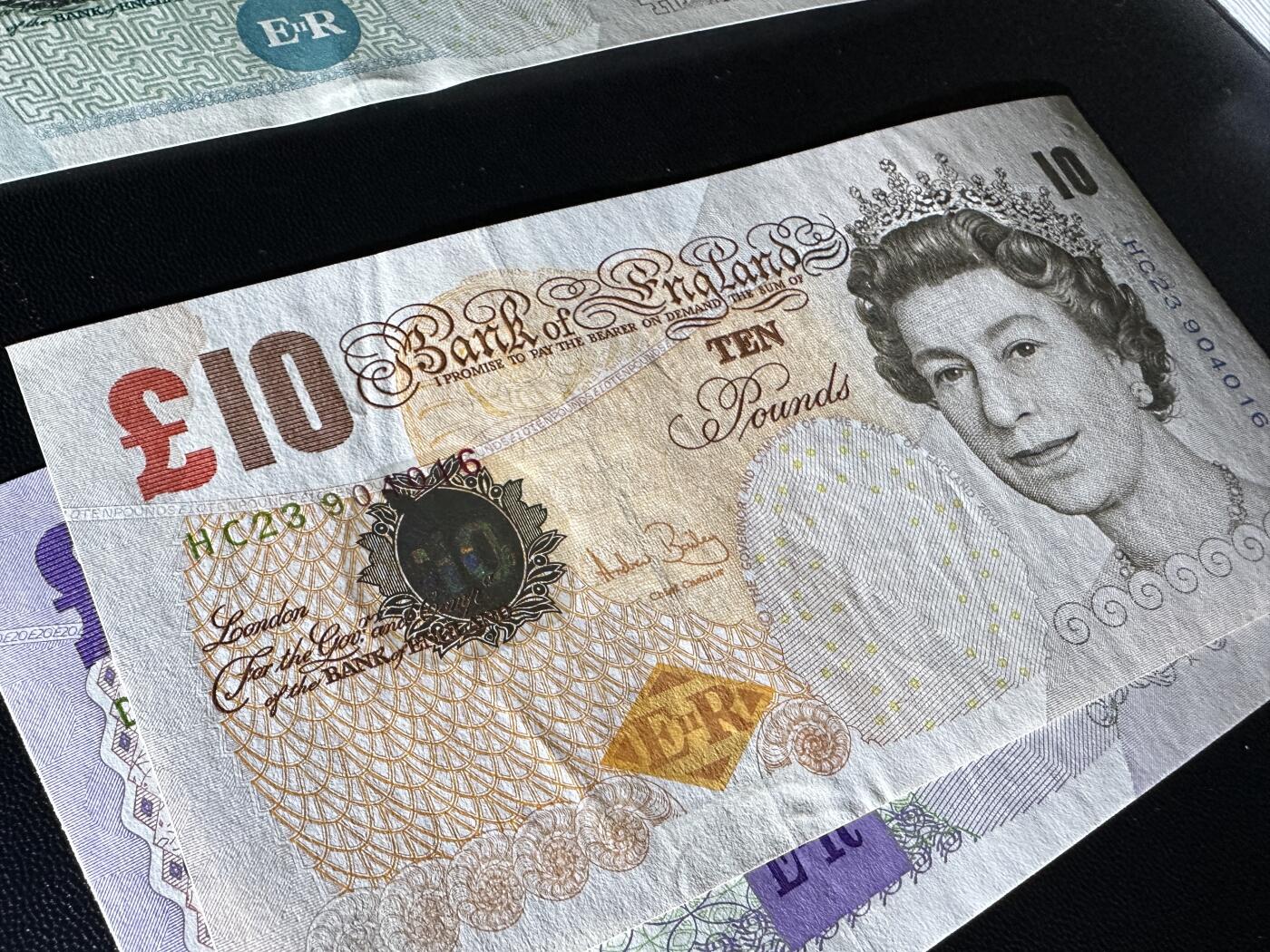 《外钞收藏家》第五百八十八期（优质场）（本平台长期征集拍品、欢迎藏友们联系合作） 英国F序列再版3张一套5/10/20英镑	UNC 10镑有点钞痕和轻微潮点