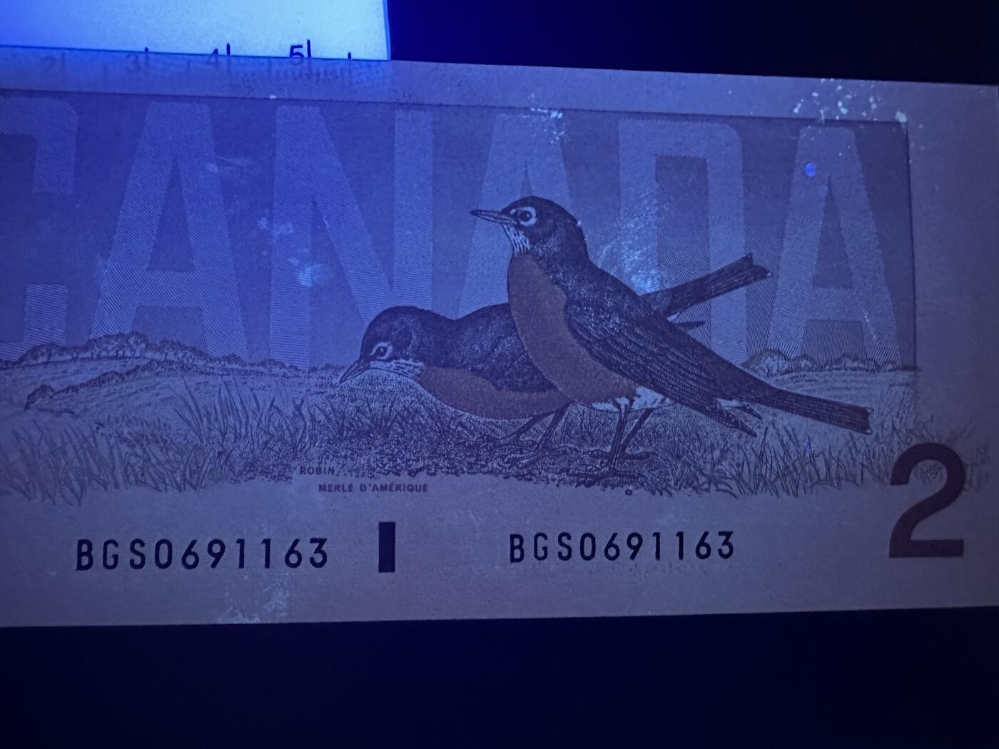 《外钞收藏家》第五百八十八期（优质场）（本平台长期征集拍品、欢迎藏友们联系合作） 加拿大1986年鸟版2元三张（3种全部签名，其中一签较少 绝品）	绝品 轻微有点荧光 不像是潮 另一面看不到