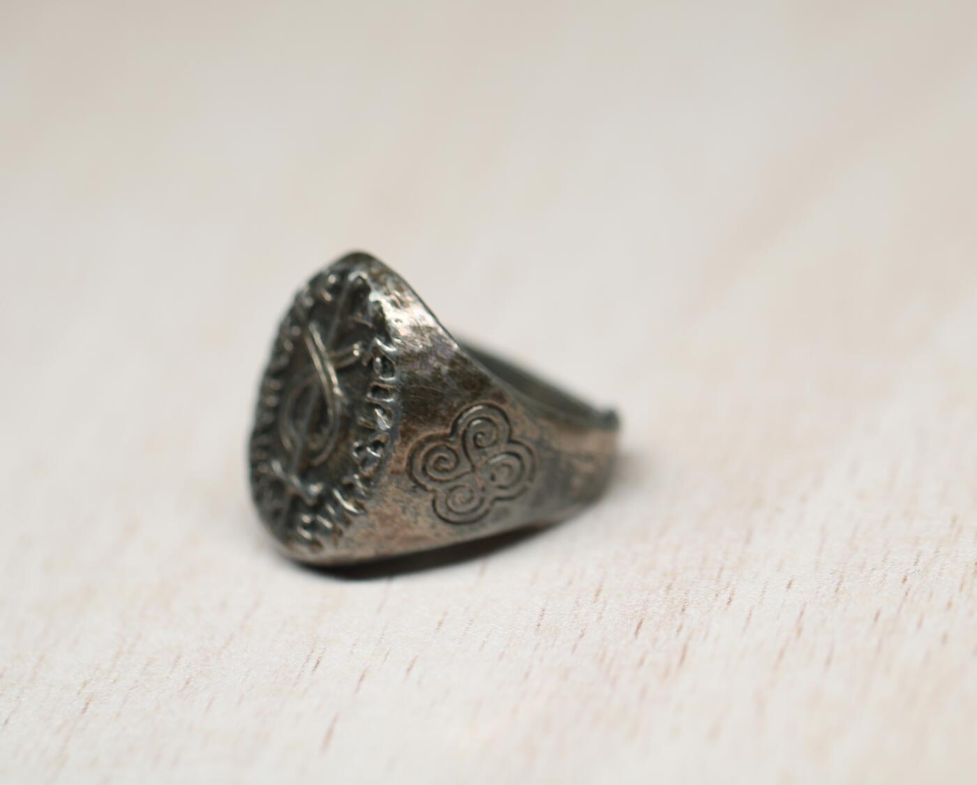 大猫徽章拍卖 第283期  珍爱和平 第三帝国时期超自然神秘组织部门戒指两枚，德国祖先遗产研究会会员戒指、党卫军黑太阳计划标志戒指，材质为德国800银