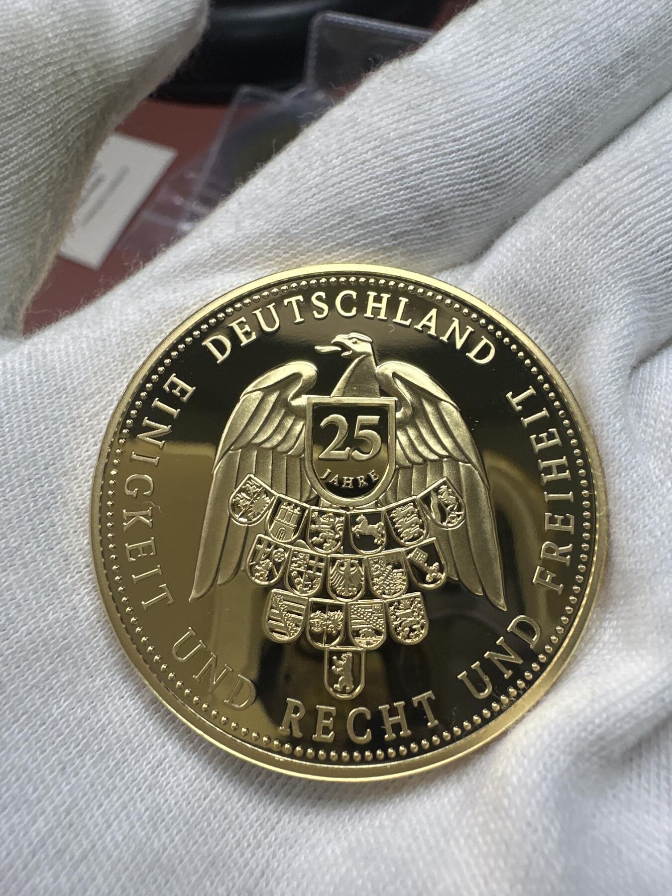 12.4铜章专场 2015年德国统一25周年 柏林国会大厦高浮雕精致镀金铜章 40mm