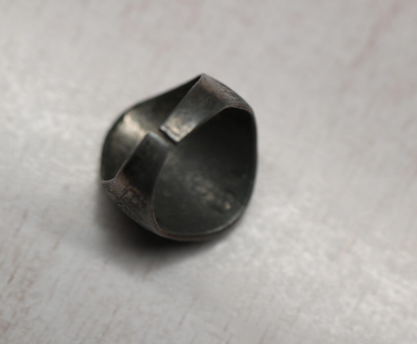 大猫徽章拍卖 第283期  珍爱和平 第三帝国时期超自然神秘组织部门戒指两枚，德国祖先遗产研究会会员戒指、党卫军黑太阳计划标志戒指，材质为德国800银