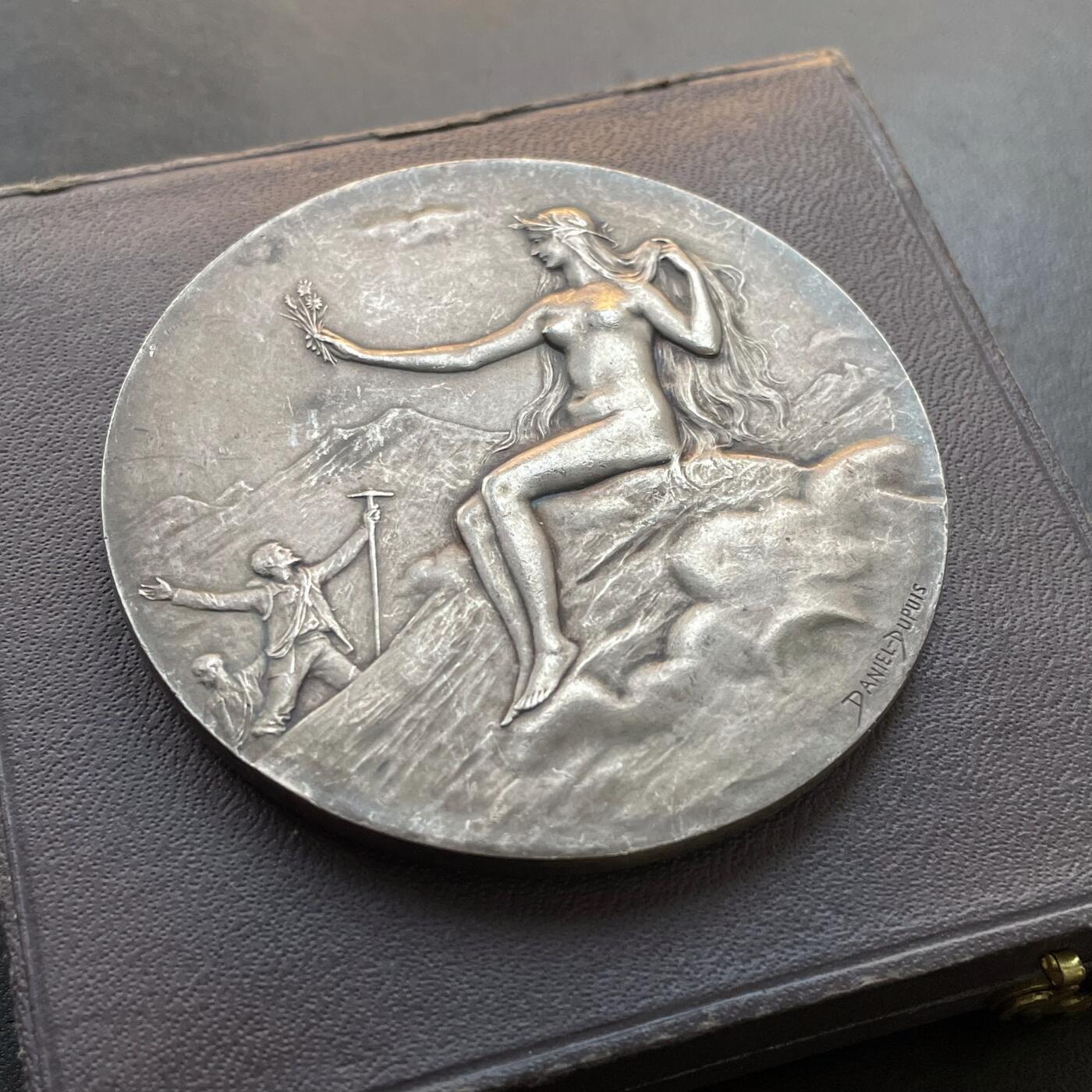 「木头集藏」章牌精品专场！ D.Dupuis～法国阿尔卑斯俱乐部摄影比赛原盒银奖章，直径：64mm，113g，边铭：丰饶角 ARGENT，名家少见作品！