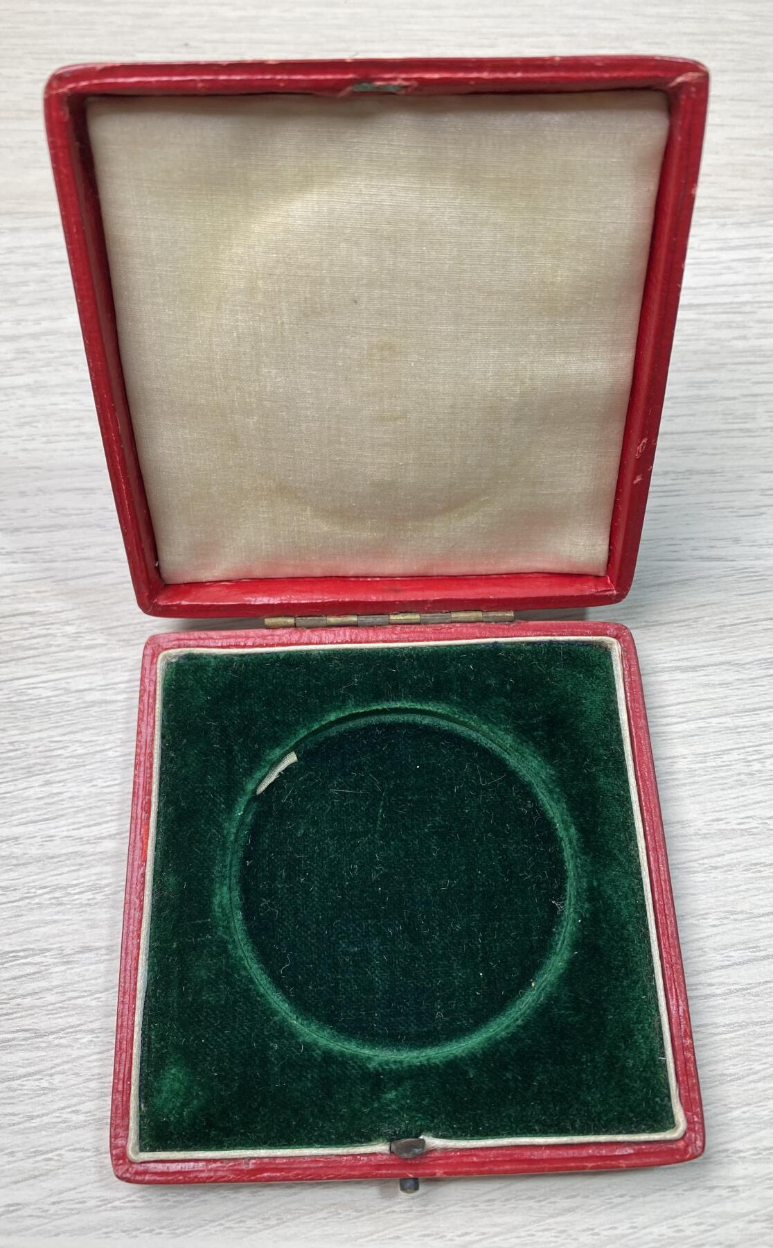 万国钱币拍卖第056期 NGC MS63 1935年英国乔治五世和玛丽皇后纪念银禧年大银章 代表英联邦殖民地的动物环绕章面 带原盒收藏级品质 大规格51MM