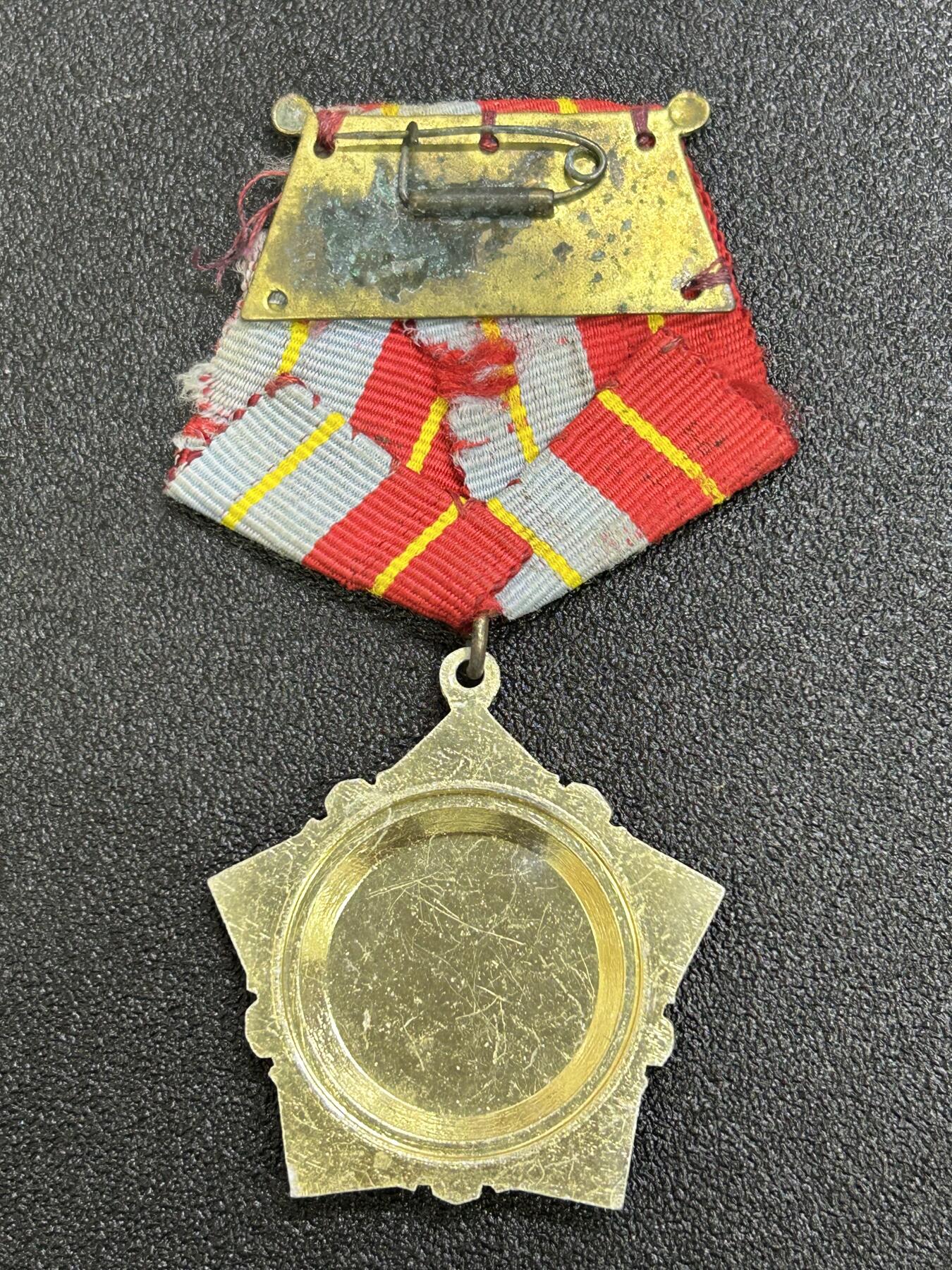 西秦中古拍卖第六十七期 越南南方民族放放阵线二级决胜勋章 少见