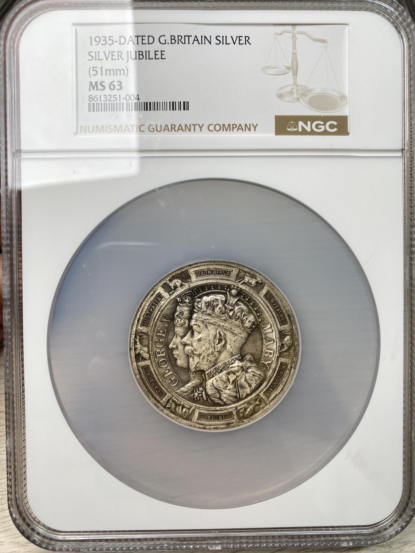 万国钱币拍卖第056期 NGC MS63 1935年英国乔治五世和玛丽皇后纪念银禧年大银章 代表英联邦殖民地的动物环绕章面 带原盒收藏级品质 大规格51MM