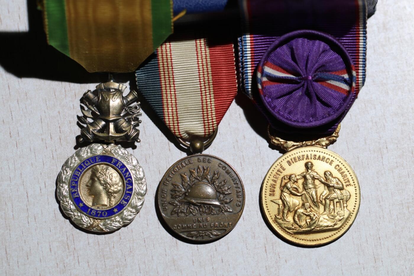 大猫徽章拍卖 第283期 纯银镀金法国工业协会奖章，纯银法国骑士级功勋勋章，皮包收纳：纯银镀金镶红宝石法国共济会奖章，纯银法国军事价值奖章，法国一战战斗联盟奖章，军官级镀金法国国家贡献奖章，原盒军官级镀金法国劳动荣誉奖章。